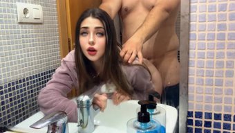 继父和继女在他下班前的秘密浴室性爱。