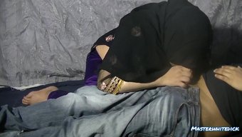 继母发现儿子观看了硬核视频,结果在印地语中进行了交。
