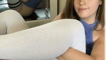 可爱的女孩穿着丝自慰