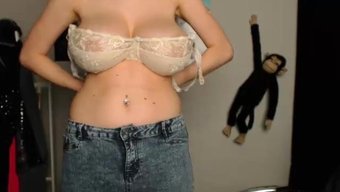 金发美女爆发大自然乳房