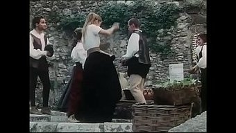 经典意大利美女angelica Bella在毛的复古色情场景中
