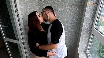 前列腺按摩后意外破坏性高潮和巨大的射精在乳房上