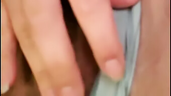Mal Malloy的大自然乳房在行动中