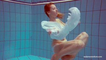 大自然的巨乳和大股的少女melisa Darkova在公共场合裸体游泳