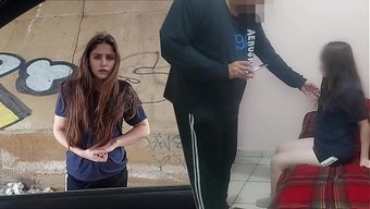 一个来自破碎家庭的年轻无辜女人在这部真实的自制视频中与一个年长的男人发生性关系,寻求经济援助。