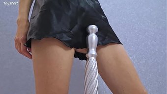 娇小的anya Toystest骑在巨大的床柱上。