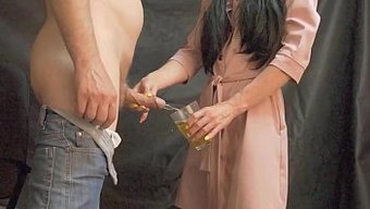 小胸美女的业余熟女口交并撒尿
