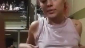 少女们在透视镜上挑逗你的快感