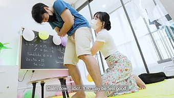 阿科·莱和他的大屁股女友在粗暴的大学性爱场景中。