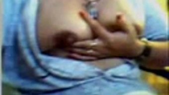 阿拉伯女孩在网络摄像头上露出大自然的胸部