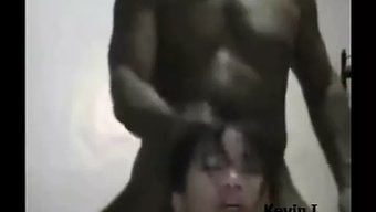 亚洲少女被兴奋的黑人操她的紧致门
