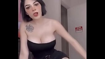 Karly Ruiz在热门视频中炫耀她丰满的胸部