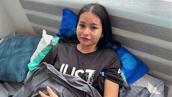 年轻天真的继妹跪下来给我口交。