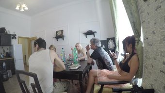 Angel Piaff的紫色连衣裙和高跟鞋是这次后台巡演的主要焦点。